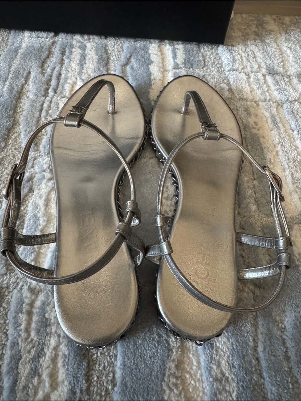 Chanel Metallic Silver Leather T-Strap Thong Sandals - Chain Details & CC Logo - Picture 4 of 8